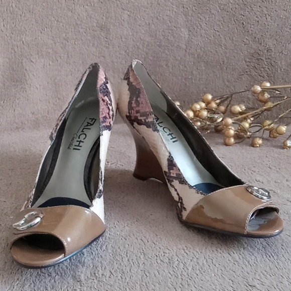 ⭐️ Host Pick ⭐️ Carlos Falchi |  Stylish Snakeskin Leather Wedge Shoes - Picture 3 of 12